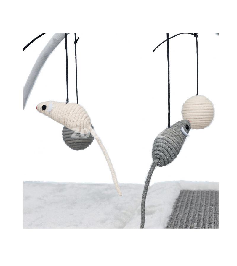 Удобный игровой коврик-площадка Trixie для кошек с мягким основанием, подвесными игрушками и встроенной когтеточкой.