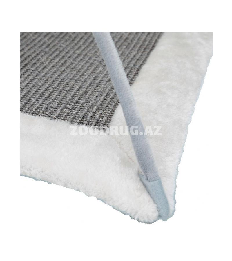 Удобный игровой коврик-площадка Trixie для кошек с мягким основанием, подвесными игрушками и встроенной когтеточкой.