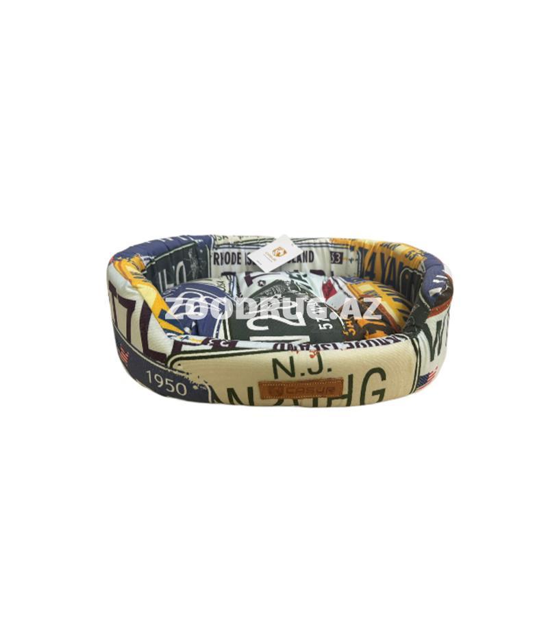 Лежак Casur в стильном принте с автомобильными номерами для кошек и собак мелких пород 55 x 41 x h 15 см